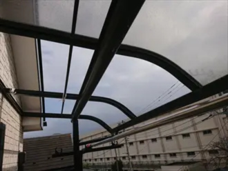 下から見たポリカ屋根